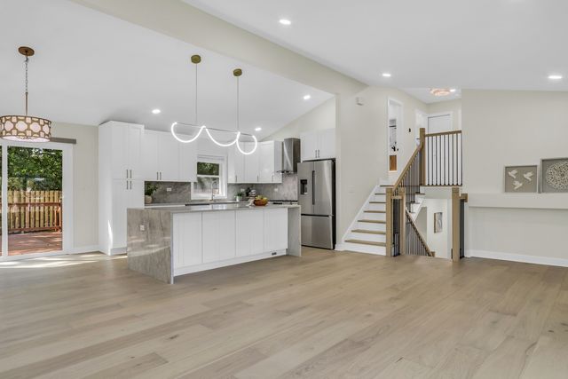 816 Juneway Avenue, Deerfield, IL 60015