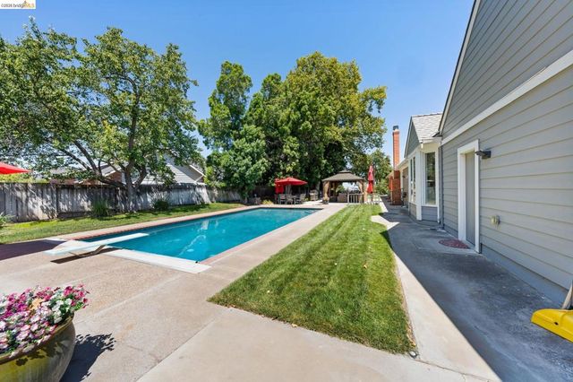 51 Cunha Ct, Oakley, CA 94561