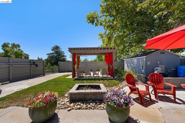 51 Cunha Ct, Oakley, CA 94561