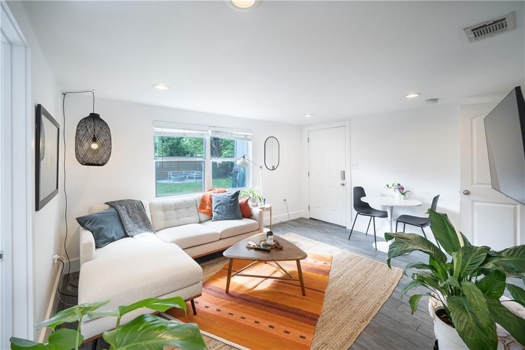 1119 Gunter ST B, Austin, TX 78702