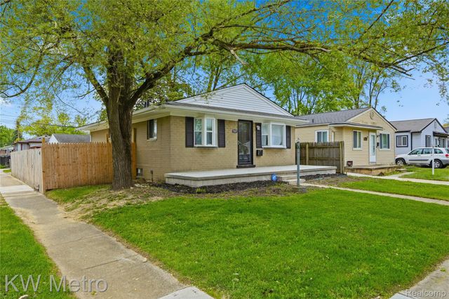 19630 Broadacres Street, Clinton Charter Township, MI 48035