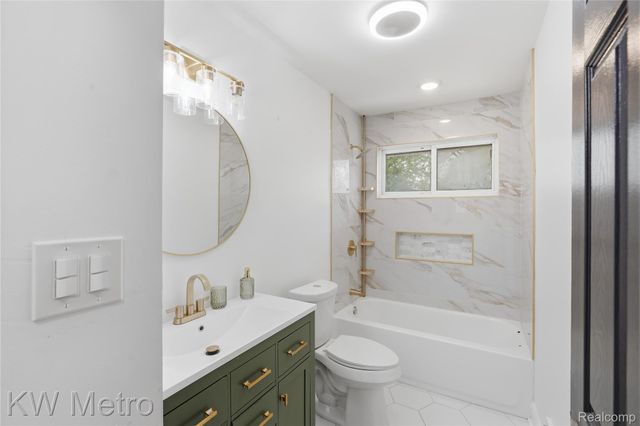 19630 Broadacres Street, Clinton Charter Township, MI 48035