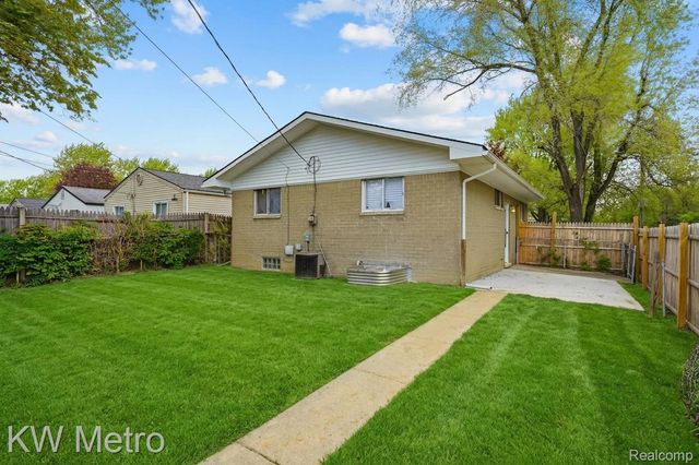 19630 Broadacres Street, Clinton Charter Township, MI 48035