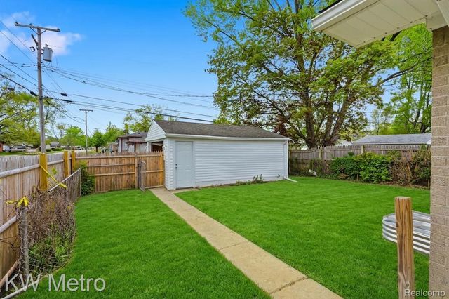 19630 Broadacres Street, Clinton Charter Township, MI 48035