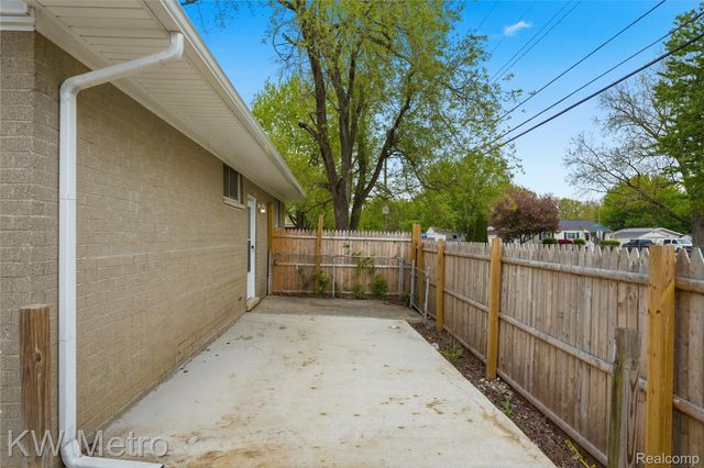 19630 Broadacres Street, Clinton Charter Township, MI 48035
