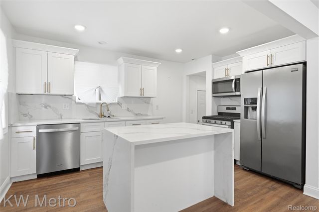 19630 Broadacres Street, Clinton Charter Township, MI 48035