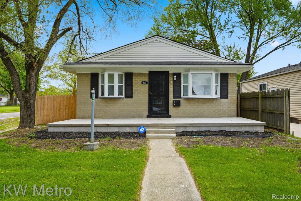 19630 Broadacres Street, Clinton Charter Township, MI 48035