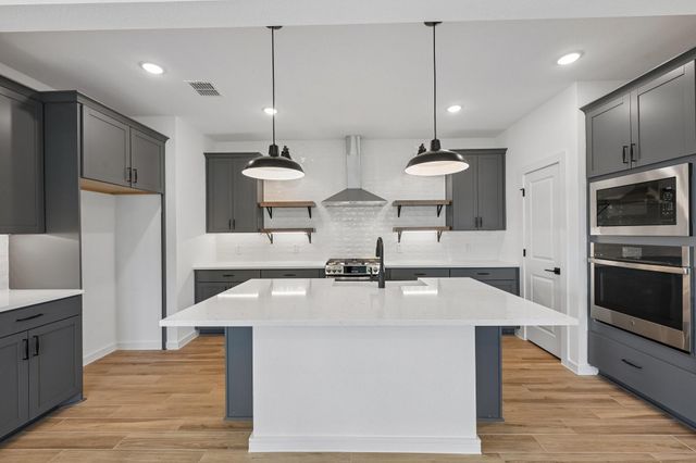 218 Dunovant Drive, Sealy, TX 77474