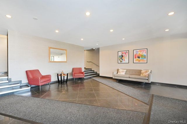 2 Birchwood Court 5H, Mineola, NY 11501