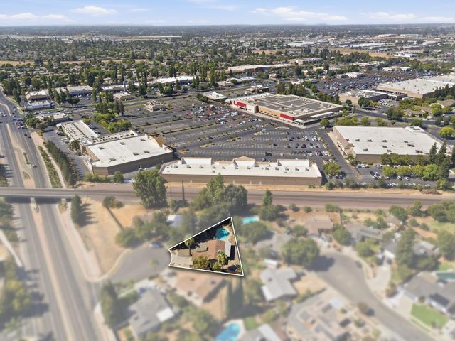 3028 W San Jose Avenue, Fresno, CA 93711