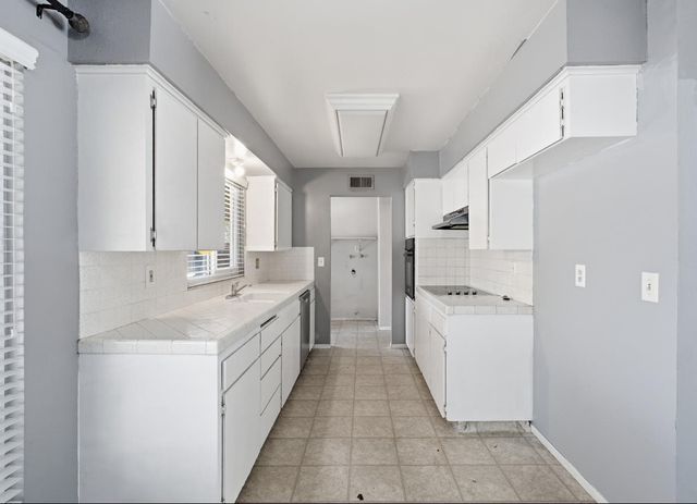 3028 W San Jose Avenue, Fresno, CA 93711