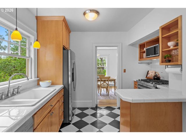 2933 Ne 27TH Ave, Portland, OR 97212