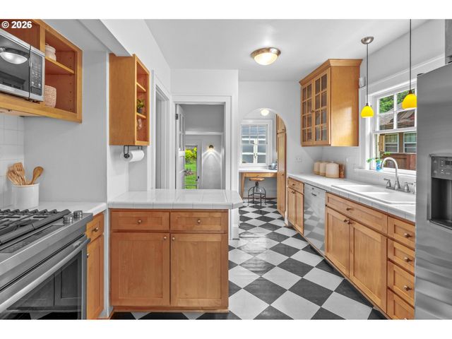 2933 Ne 27TH Ave, Portland, OR 97212
