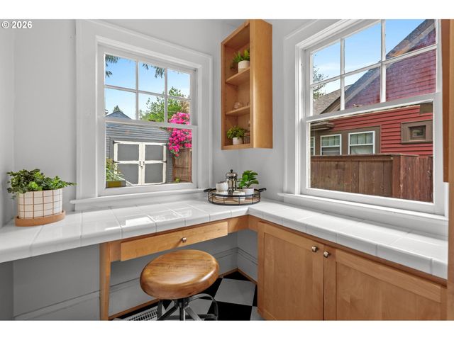 2933 Ne 27TH Ave, Portland, OR 97212
