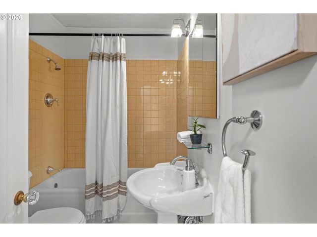 2933 Ne 27TH Ave, Portland, OR 97212