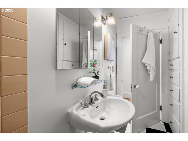 2933 Ne 27TH Ave, Portland, OR 97212