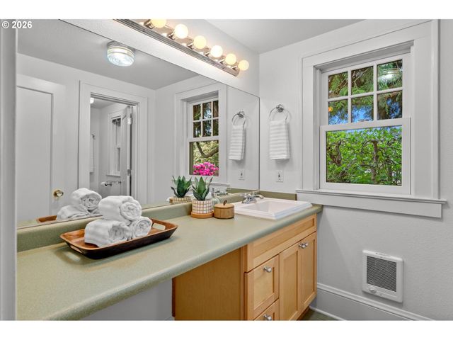 2933 Ne 27TH Ave, Portland, OR 97212