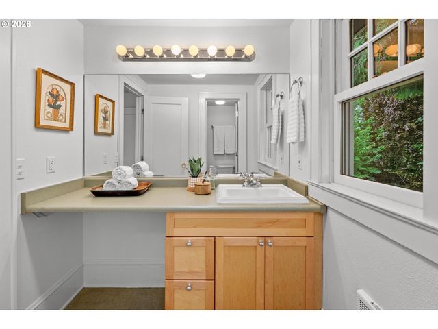 2933 Ne 27TH Ave, Portland, OR 97212