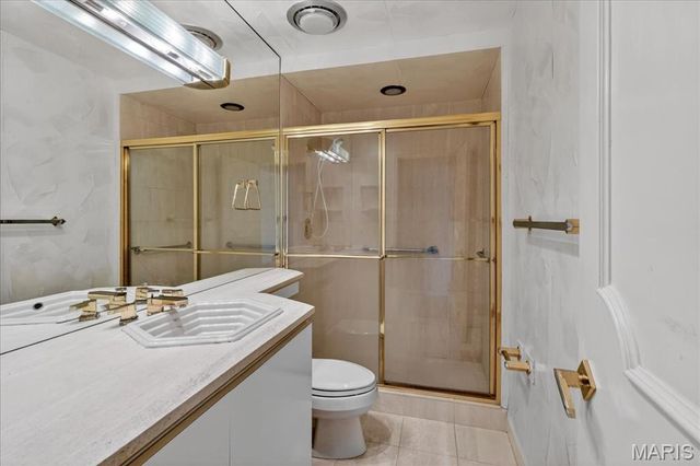 27 Meadowbrook Country Club Estate, Ballwin, MO 63011