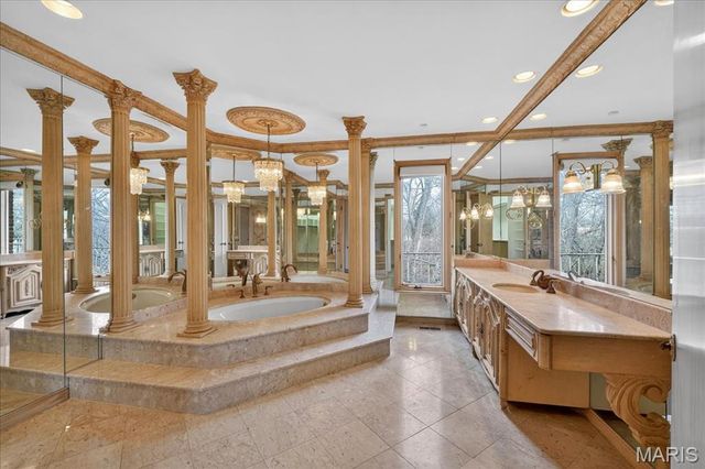 27 Meadowbrook Country Club Estate, Ballwin, MO 63011