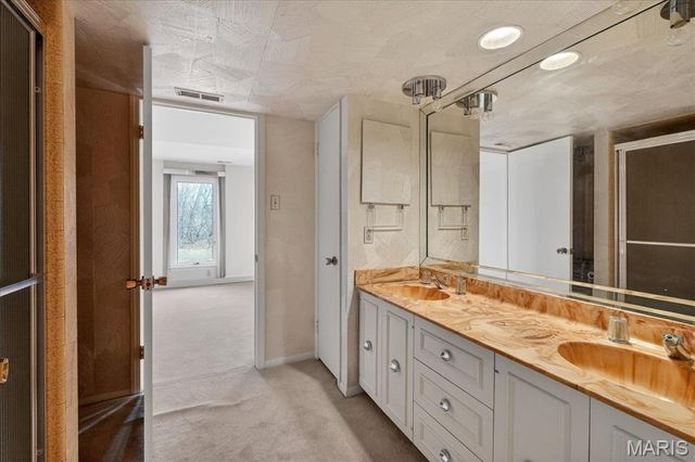 27 Meadowbrook Country Club Estate, Ballwin, MO 63011