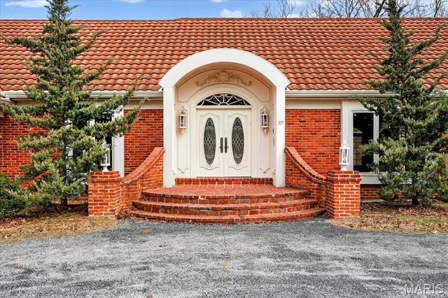 27 Meadowbrook Country Club Estate, Ballwin, MO 63011