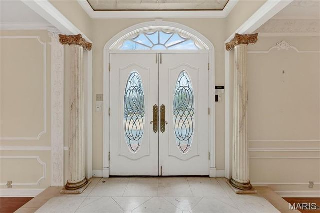 27 Meadowbrook Country Club Estate, Ballwin, MO 63011