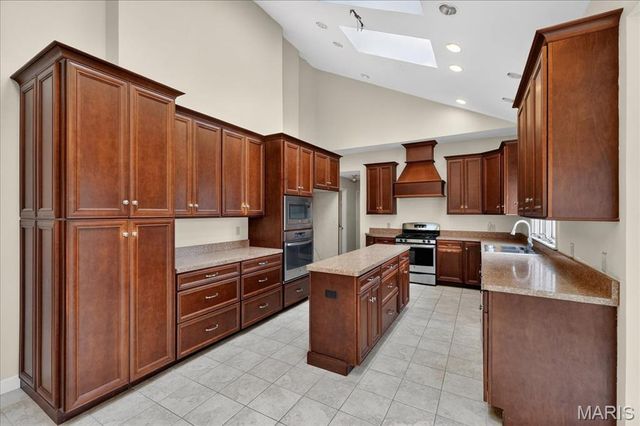 27 Meadowbrook Country Club Estate, Ballwin, MO 63011