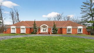 27 Meadowbrook Country Club Estate, Ballwin, MO 63011