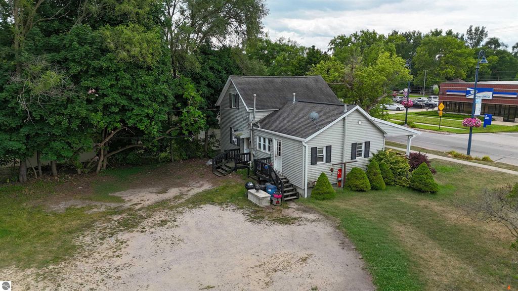 Image 1 of property listing at 722 & 722 1/2 N Main Street, Mt Pleasant, MI 48858
