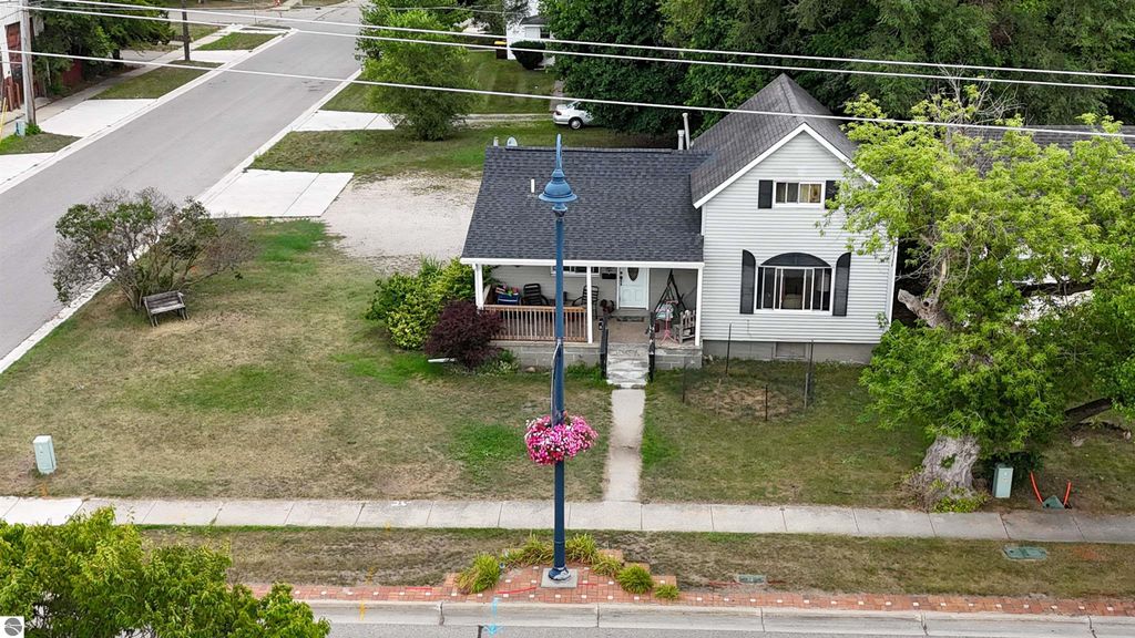 Image 2 of property listing at 722 & 722 1/2 N Main Street, Mt Pleasant, MI 48858