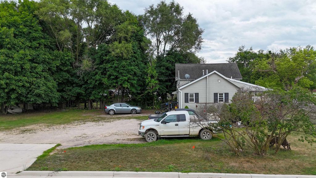 Image 3 of property listing at 722 & 722 1/2 N Main Street, Mt Pleasant, MI 48858