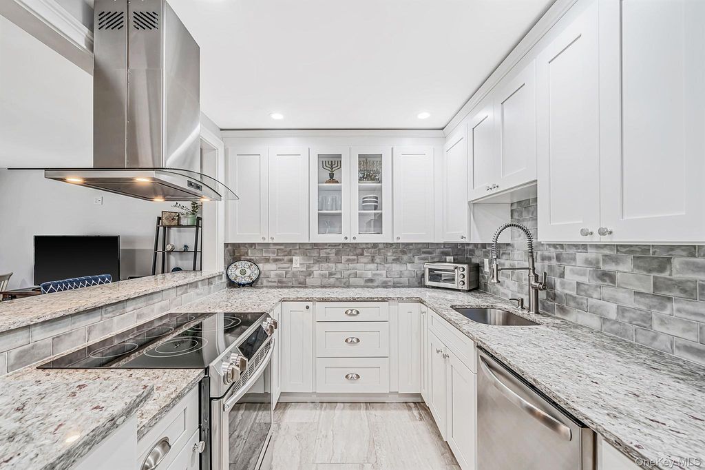 28 Richmond Boulevard 1B, Ronkonkoma, NY 11779 — photo 5