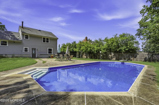 107 Ridge Drive, Toms River, NJ 08753