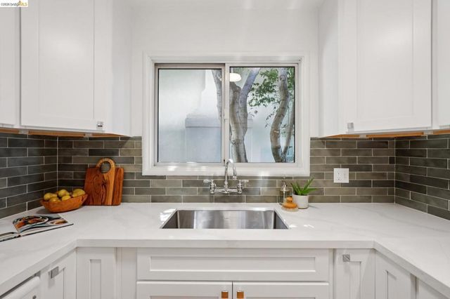 1915 Clemens Rd, Oakland, CA 94602