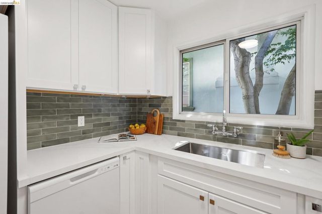 1915 Clemens Rd, Oakland, CA 94602