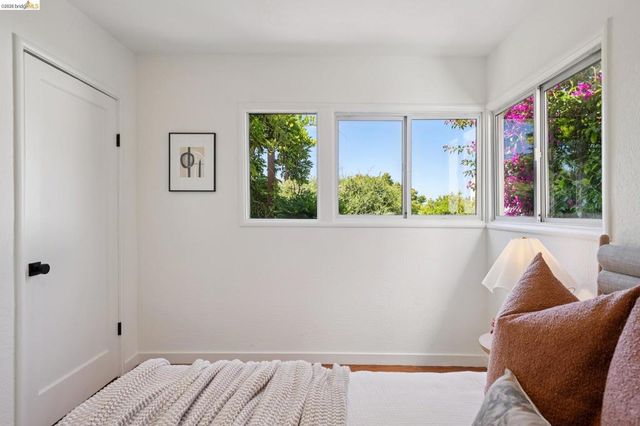 1915 Clemens Rd, Oakland, CA 94602