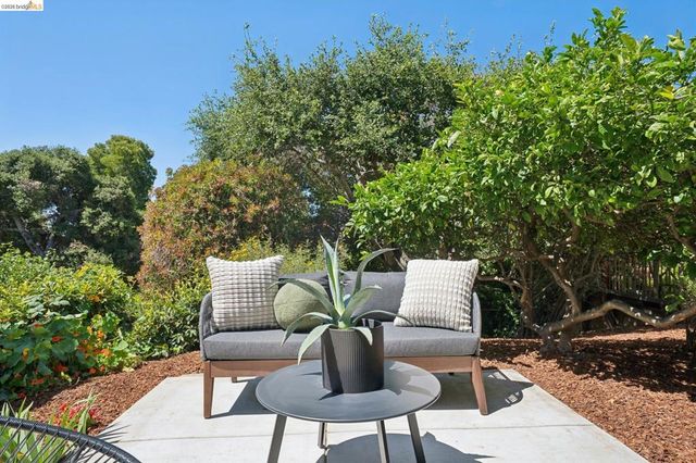 1915 Clemens Rd, Oakland, CA 94602