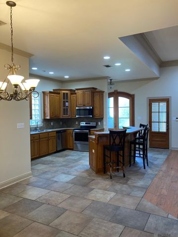 10655 Woodland Oaks, Baton Rouge, LA 70809