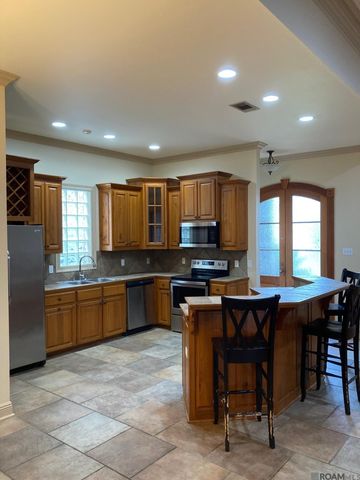 10655 Woodland Oaks, Baton Rouge, LA 70809