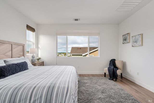 1601 Rose Clover St, Santa Rosa, CA 95403