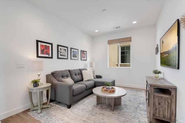 1601 Rose Clover St, Santa Rosa, CA 95403