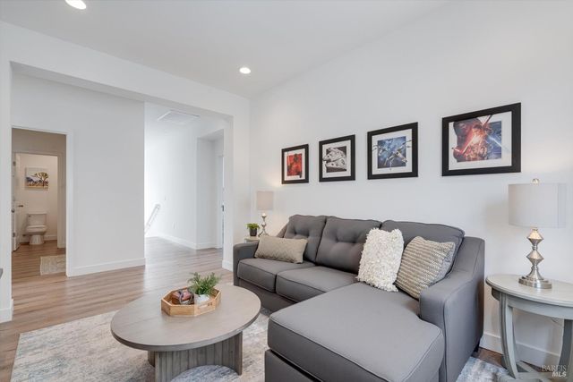 1601 Rose Clover St, Santa Rosa, CA 95403