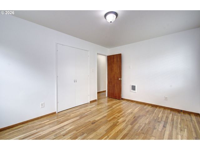 9234 Se SALMON St, Portland, OR 97216