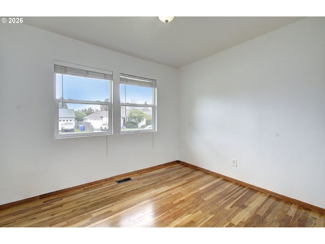 9234 Se SALMON St, Portland, OR 97216