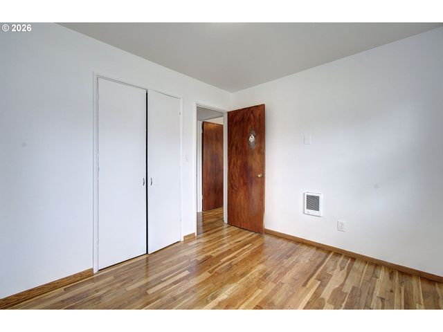 9234 Se SALMON St, Portland, OR 97216