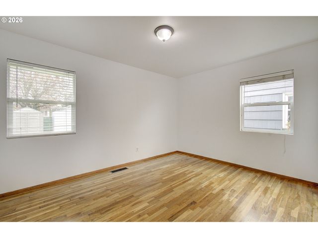 9234 Se SALMON St, Portland, OR 97216