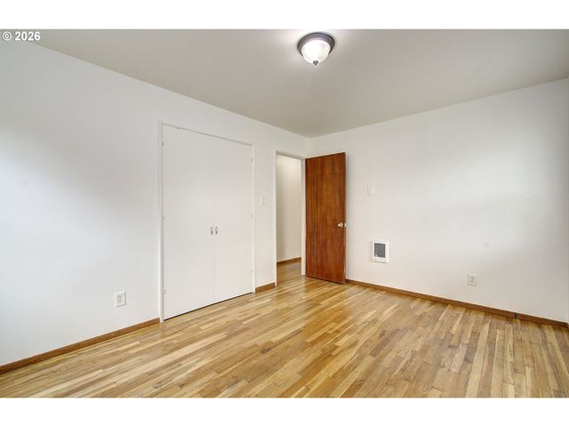 9234 Se SALMON St, Portland, OR 97216