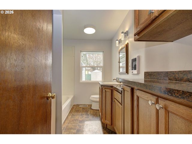 9234 Se SALMON St, Portland, OR 97216