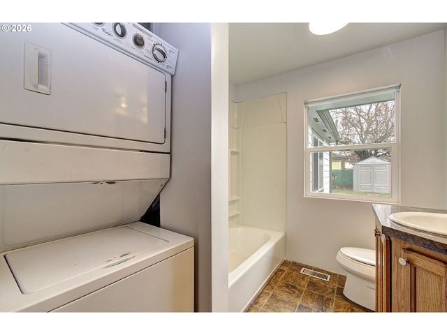 9234 Se SALMON St, Portland, OR 97216